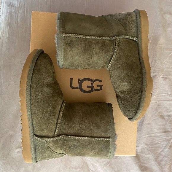 UGG Boots Kids Size 2 - Picture 2 of 8